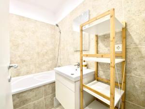 Un baño con lavabo, inodoro y bañera. en Single room Perfect for couples or singles, en Roşu 9 fotos más