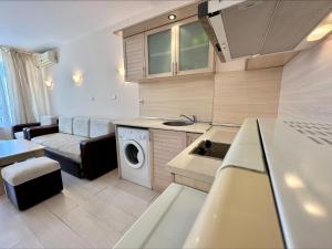 uma cozinha e sala de estar com máquina de lavar e secar roupa em Blue Marine - Menada Apartments em Sunny Beach