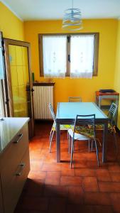 een keuken met een tafel en stoelen in een kamer bij La casa di nonna Mary in Diano Castello