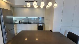 Η κουζίνα ή μικρή κουζίνα στο Modern 2BR Amazing Sea View W/Parking by HolyGuest