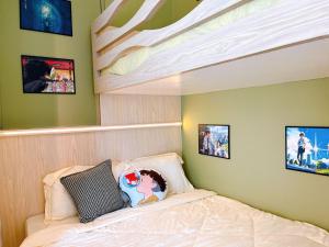 Llit o llits en una habitació de Sleep with Totoro @ Sunway Onsen (Durplex 6 pax)