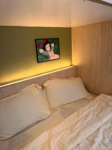 Llit o llits en una habitació de Sleep with Totoro @ Sunway Onsen (Durplex 6 pax)