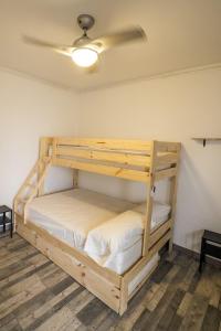 Katil dua tingkat atau katil-katil dua tingkat dalam bilik di L'Hostalet GuestHouse