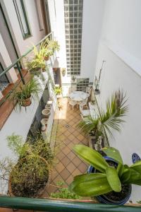 een balkon met potplanten en een tafel bij L'Hostalet GuestHouse in Pineda de Mar