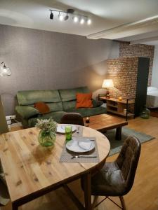 Ruang duduk di Loft urban FK