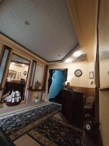 Habitación con puerta azul y habitación con alfombra en Prestige, en Leópolis