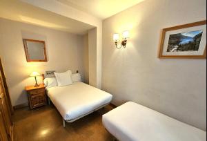 Llit o llits en una habitació de Hotel Anglada