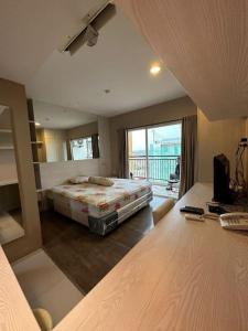 1 dormitorio con 1 cama grande y balcón en Studio Room By Bibi House Seturan, en Seturan