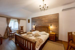 a bedroom with a large bed with a wooden headboard at Carolina House in Sighişoara