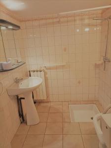 uma casa de banho branca com um lavatório e um chuveiro em DOMAINE LES TOURTINES 28 PERSONNES AVEC PISCINES PRIVEES em Villarzel-du-Razès