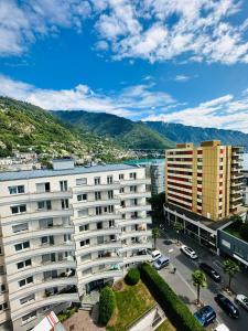 una vista aérea de una ciudad con edificios y un río en Montreux IX en Montreux