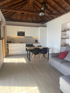una cucina e un soggiorno con divano e tavolo di Casa El Guinche a Fuencaliente de la Palma