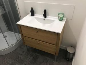a bathroom with a sink and a shower at *Le Yellow -Appartement T2, hypercentre* in Limoges