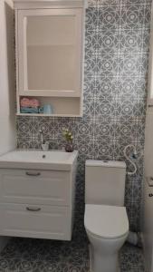 雷霍沃特的住宿－Stylish Quiet and Central，浴室配有白色卫生间和盥洗盆。