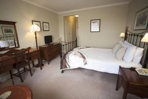 Un televizor și/sau centru de divertisment la The Lion Hotel Shrewsbury