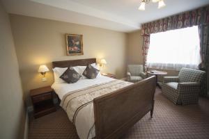 Un pat sau paturi într-o cameră la The Lion Hotel Shrewsbury