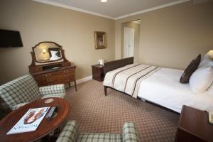 Un televizor și/sau centru de divertisment la The Lion Hotel Shrewsbury +52 fotografii
