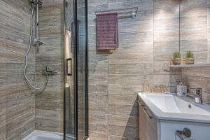 een badkamer met een douche en een wastafel bij Holiday Home Primus in Jastrebarsko