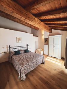 a bedroom with a bed in a room with wooden ceilings at L'Antico Asilo in Stazzema