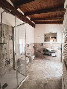 a bathroom with two sinks and a shower at L'Antico Asilo in Stazzema