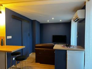 a living room with blue walls and a couch at Superbe Appartement Centre B in Bourges