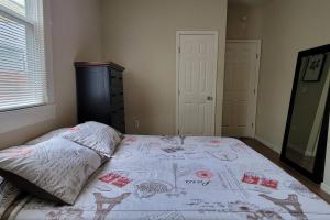 - une chambre avec un lit et une couverture dans l'établissement NOLA Hideaway RS, à La Nouvelle-Orléans