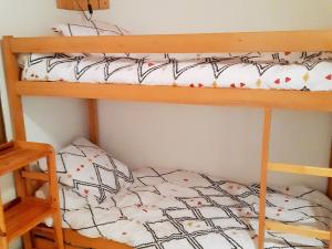 2 literas en una habitación con 1 cama en Studio Les Deux Alpes, 1 pièce, 4 personnes - FR-1-516-158 en Les Deux Alpes