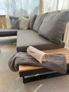ein Wohnzimmer mit einem Sofa und einem Handtuch auf dem Tisch in der Unterkunft Vila Olson - Holiday Village Twins in Pakoštane