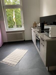 une cuisine avec un évier et une fenêtre. dans l'établissement Reif&Buffi, à Lahnstein