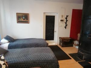 um quarto com 2 camas e um quadro negro na parede em Lili stuudio em Otepää