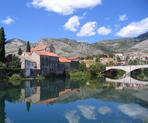 a view of a city with a bridge over a lake at Jovanluka apartman studio nadomak Arslanaginića mosta in Gradina