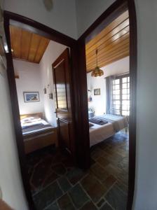 einen Spiegel in einem Zimmer mit einem Bett und einem Schlafzimmer in der Unterkunft Panoramic Views Home in Hydra, Greece in Hydra