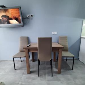 einem Esstisch mit Stühlen und einem Spiegel an der Wand in der Unterkunft Holiday apartment Kobuleti in Kobuleti