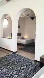 Chez Fatima et Hervé في سوموان: غرفة معيشة مع سرير وسجادة