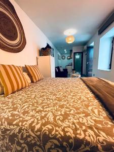 コルドバにあるCasa Qurtubaのベッドルーム1室(大型ベッド1台付)