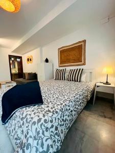 コルドバにあるCasa Qurtubaのベッドルーム1室(青と白の掛け布団付きのベッド1台付)