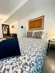 コルドバにあるCasa Qurtubaのベッドルーム1室(大型ベッド1台、青と白の毛布付)