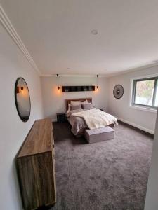 Un dormitorio con una cama y una mesa dentro. en Blue Mountains Sweet Retreat, en Leura 69 fotos más