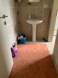 Rize manzara evi : حمام مع حوض ومرحاض ومغسلة