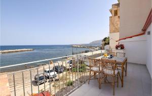 d'un balcon avec une table et des chaises donnant sur l'océan. dans l'établissement Amazing Home In Trappeto With Wifi, à Trappeto