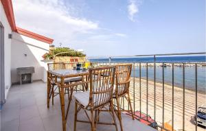 ein Balkon mit Tisch und Stühlen und dem Meer in der Unterkunft Amazing Home In Trappeto With Wifi in Trappeto + 17 Fotos