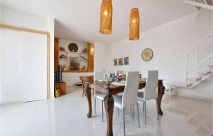 een eetkamer met een houten tafel en stoelen bij Amazing Home In Trappeto With Wifi in Trappeto