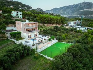 an aerial view of a house with a tennis court at Villa Diosa de la Aurora in Klis