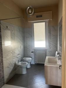 ein Badezimmer mit einem WC, einem Waschbecken und einer Badewanne in der Unterkunft Casa vacanza Le due Stelle in San Romano