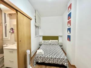 ein kleines Schlafzimmer mit einem Bett und einem Waschbecken in der Unterkunft Atocha Ferrocarril 5 in Madrid