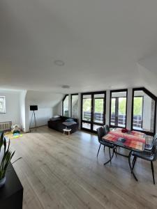 ein Wohnzimmer mit einem Tisch und einem Sofa in der Unterkunft Ferienwohnung Bodensee Nähe in Rielasingen-Worblingen