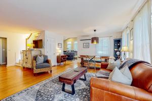 ein Wohnzimmer mit einem Sofa und einem Tisch in der Unterkunft Fernbank Hideaway in West Tisbury