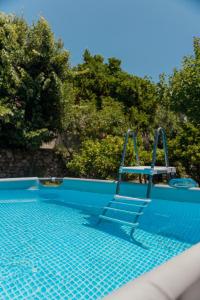 The swimming pool at or close to Casa Rural en Candeleda con piscina y un maravilloso jardín