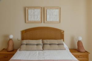 A bed or beds in a room at Casa Rural en Candeleda con piscina y un maravilloso jardín