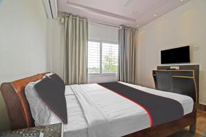 Tempat tidur dalam kamar di Collection O The Grand Megha Resort